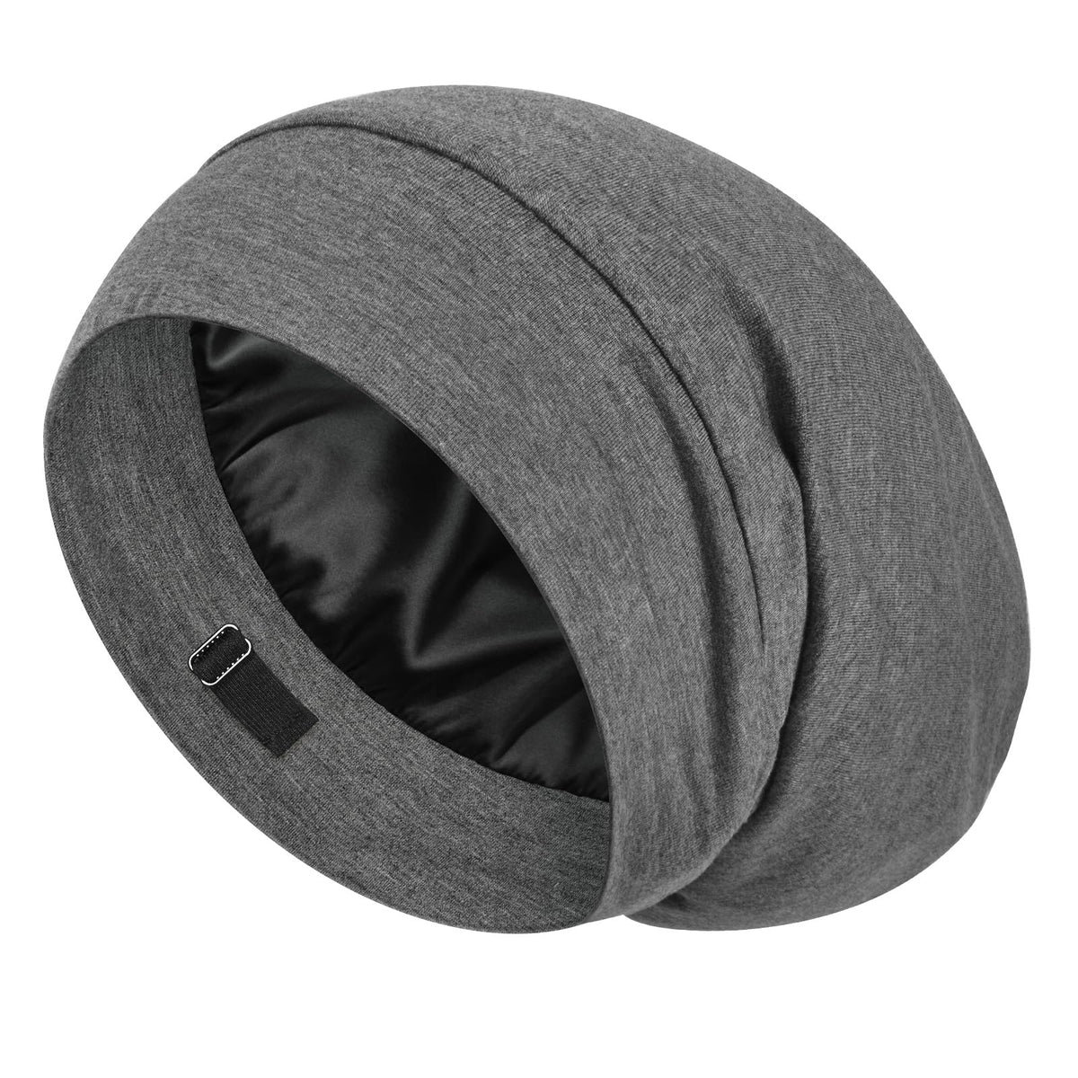 Bonnet LULUSILK en soie mulberry posé sur oreiller, douceur nocturne.