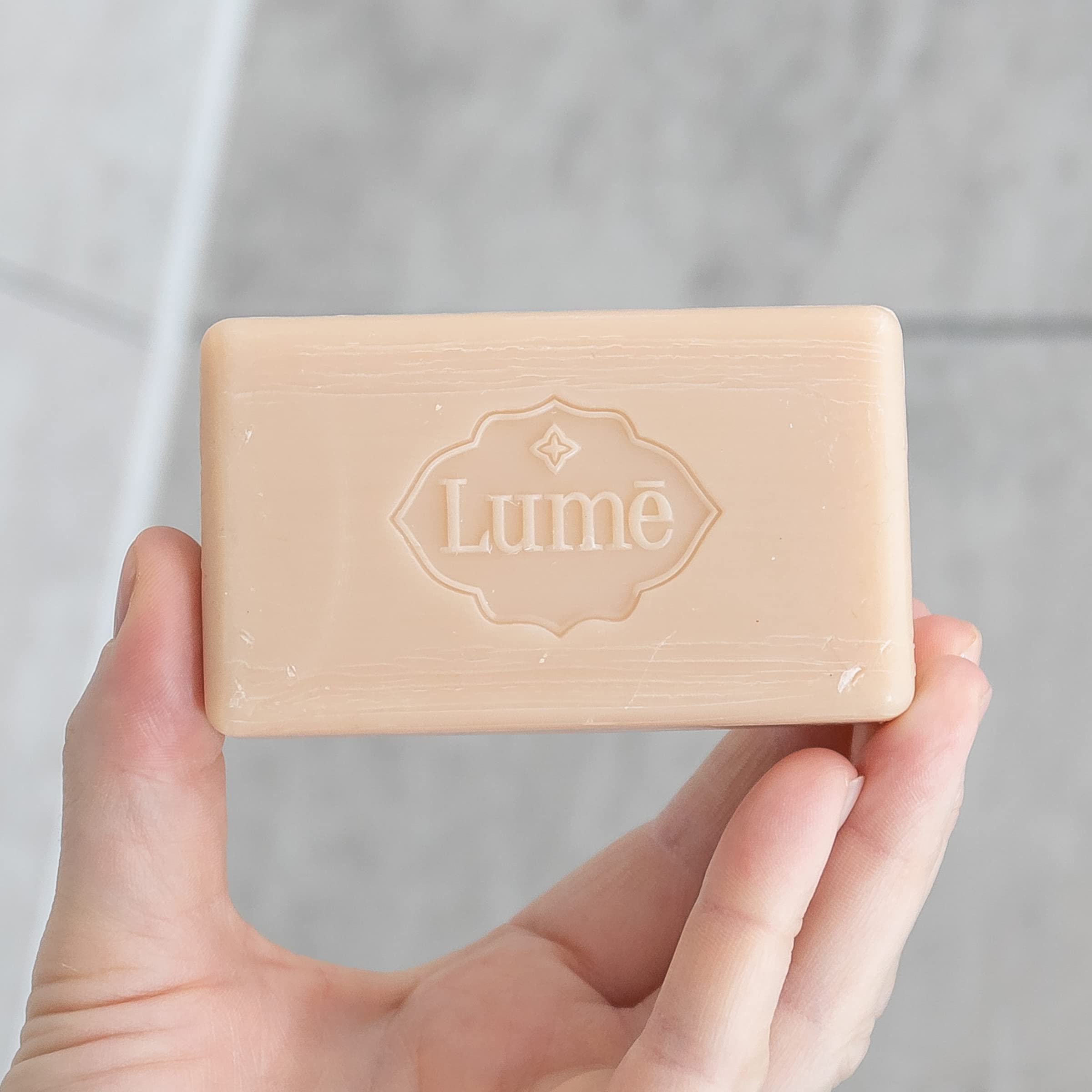 Effet hydratant doux sur la peau après lavage avec Lume Peony Rose.