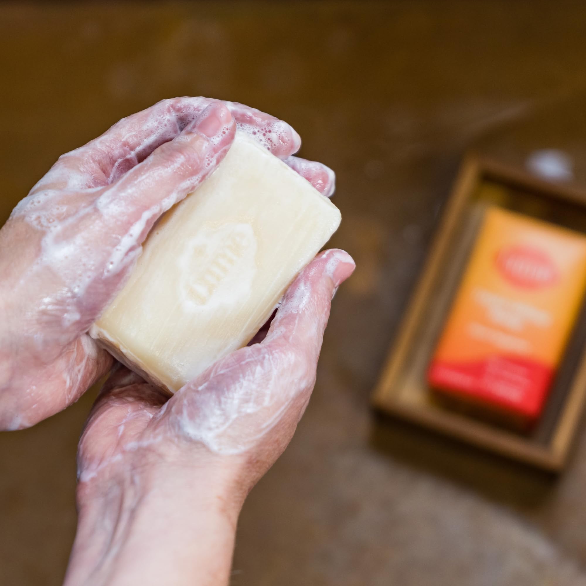 Emballage naturel du savon Lume reflétant l'identité de la marque.