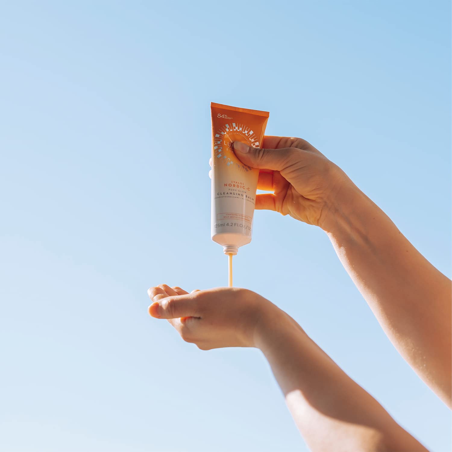 Texture crème satinée Lumene Pure Glow prête à être appliquée.