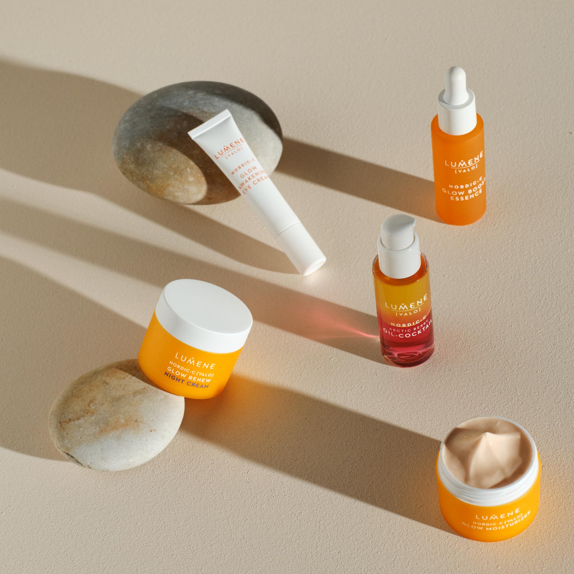 Emballage écoresponsable Lumene Nordic-C Valo Glow Renew soutenant la durabilité.