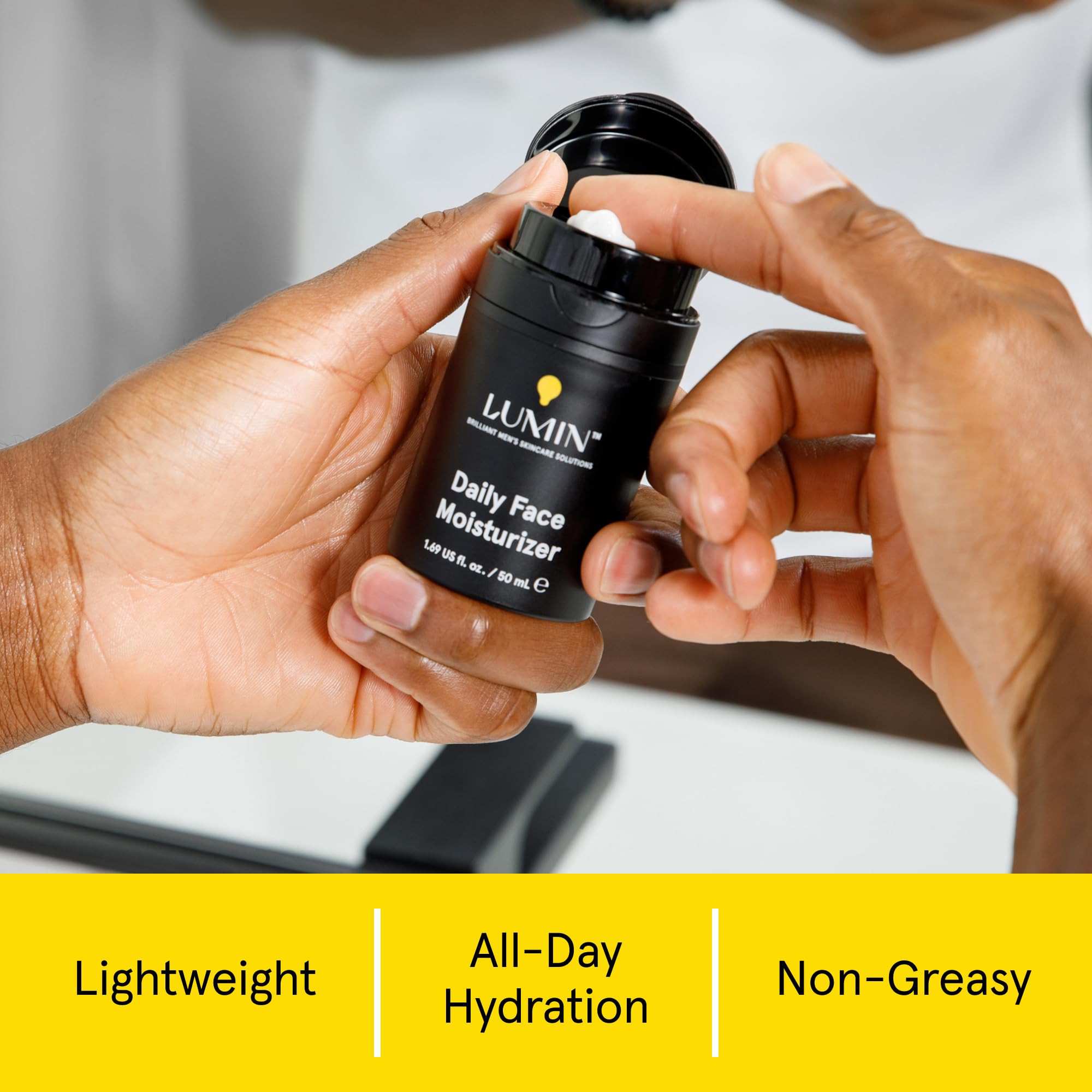 Crème hydratante Lumin, texture légère pour peau équilibrée.