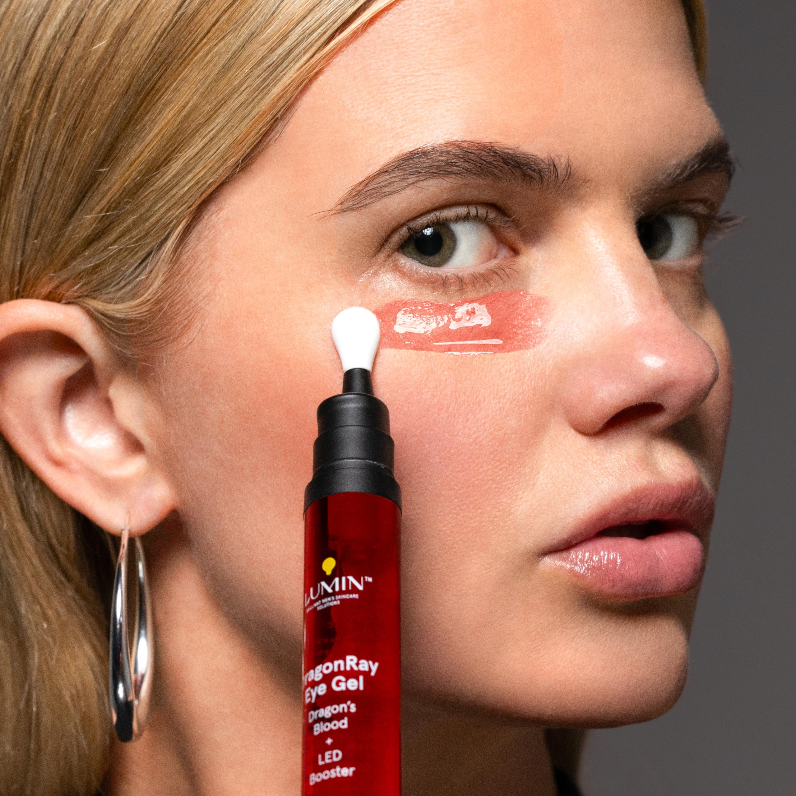 Routine quotidienne masculine avec DragonRay pour une allure plus éveillée.
