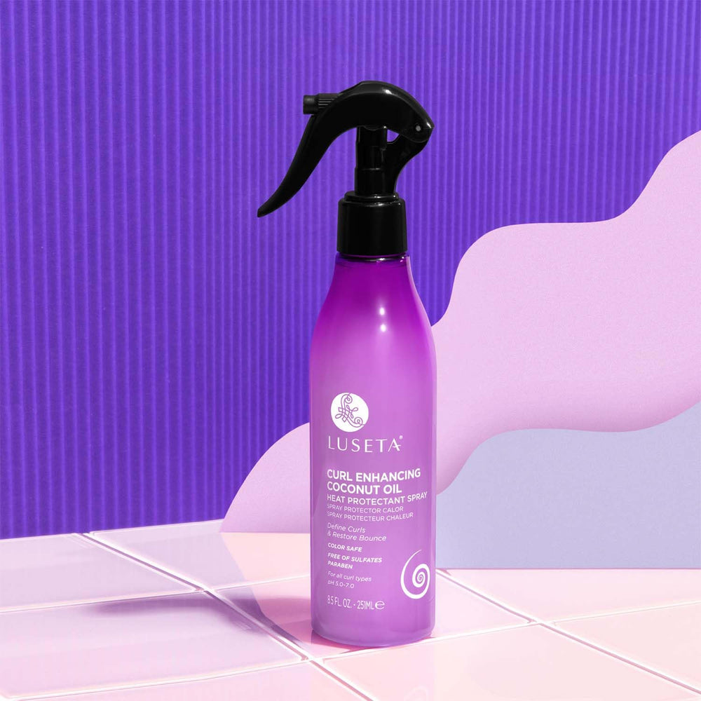 Luseta définit les boucles grâce au pulvérisateur ciblé.