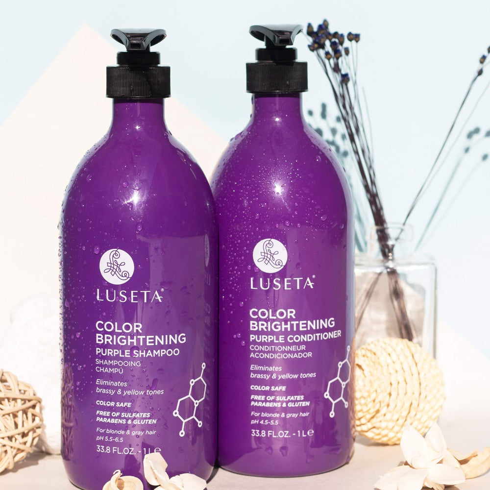 Texture crèmeuse du shampoing violet prête à l'application