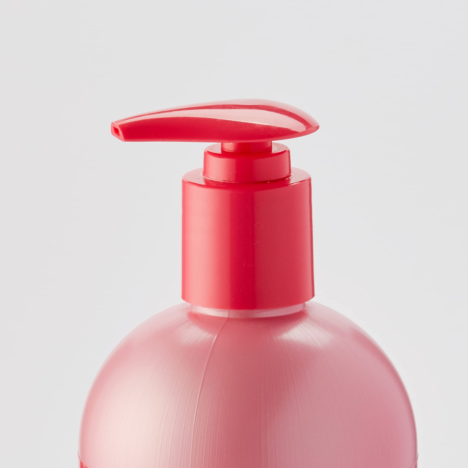 Cheveux bouclés après application, démêlage facilité par Luster's Pink Oil Moisturizer.