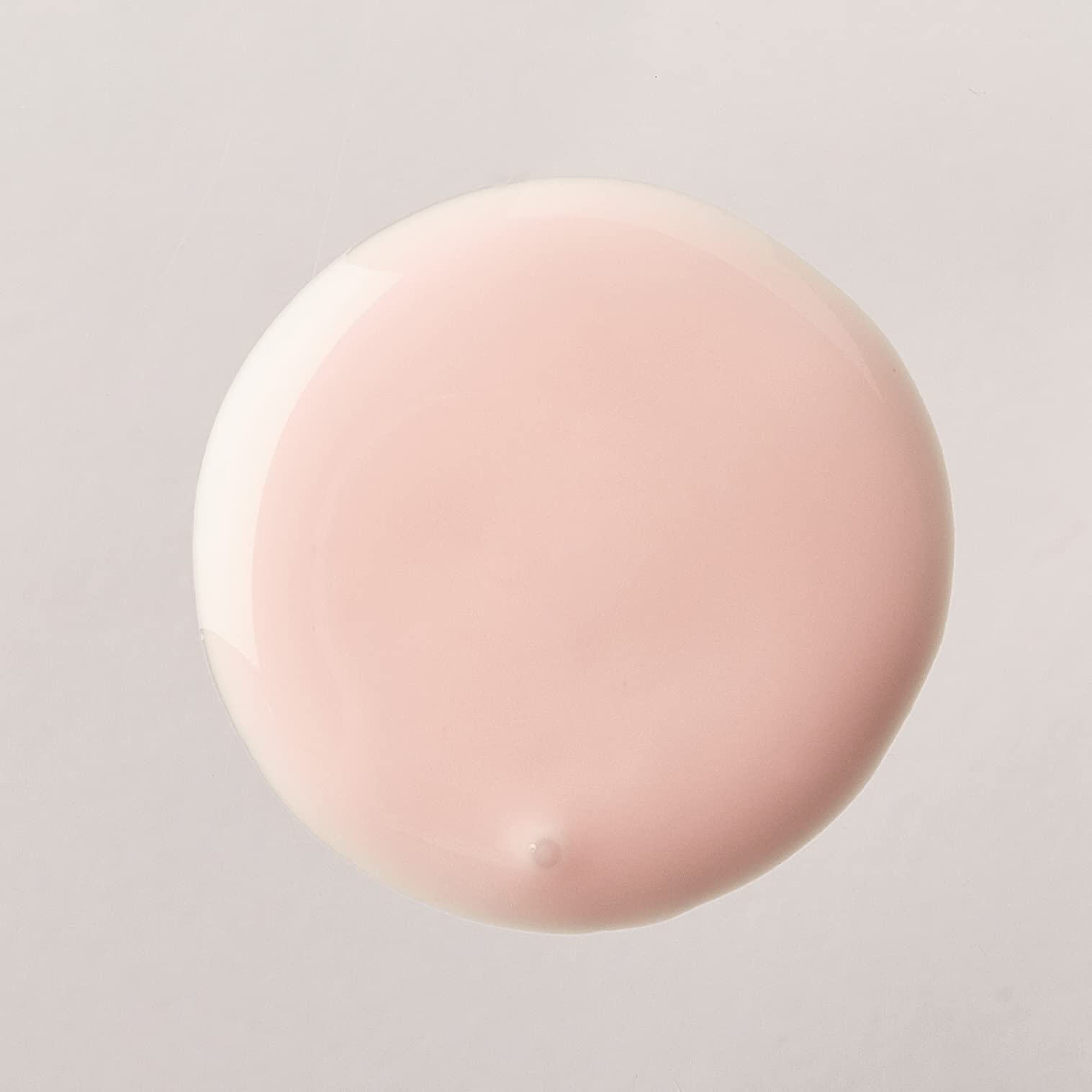 Pro-Vitamine B5 et Vitamine E présents dans Luster's Pink Oil Moisturizer nourrissent les longueurs.