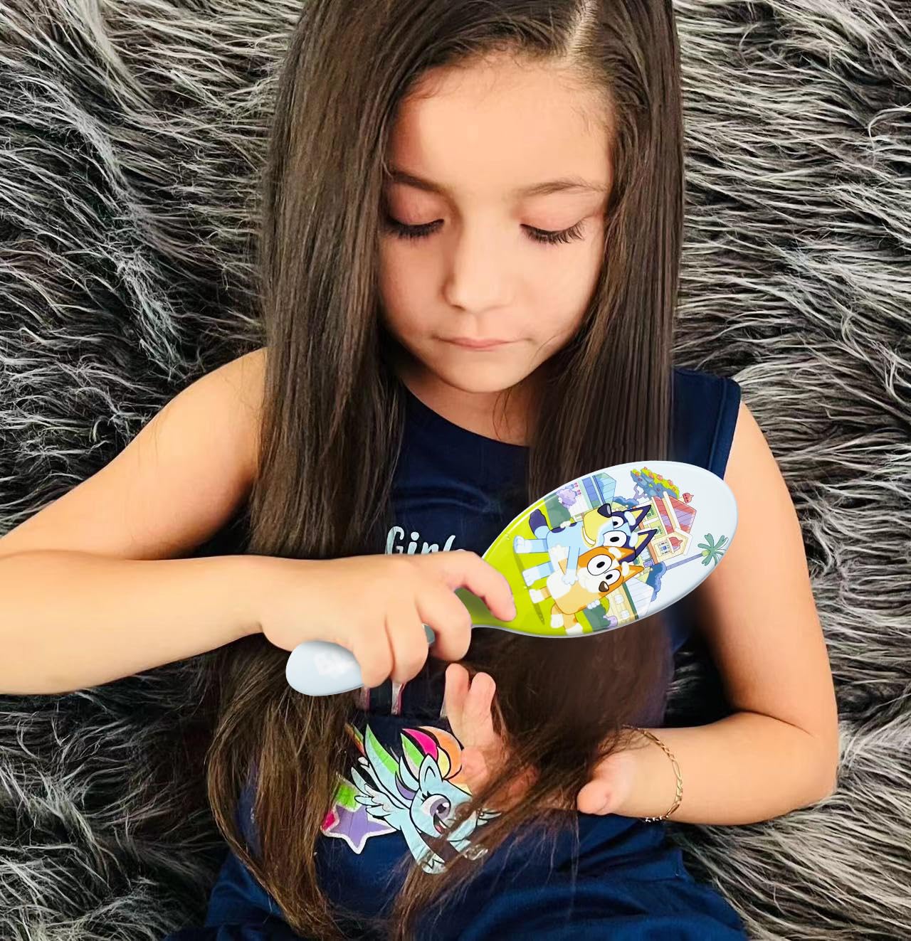 Détails des poils ronds de la brosse Bluey pour démêlage fluide