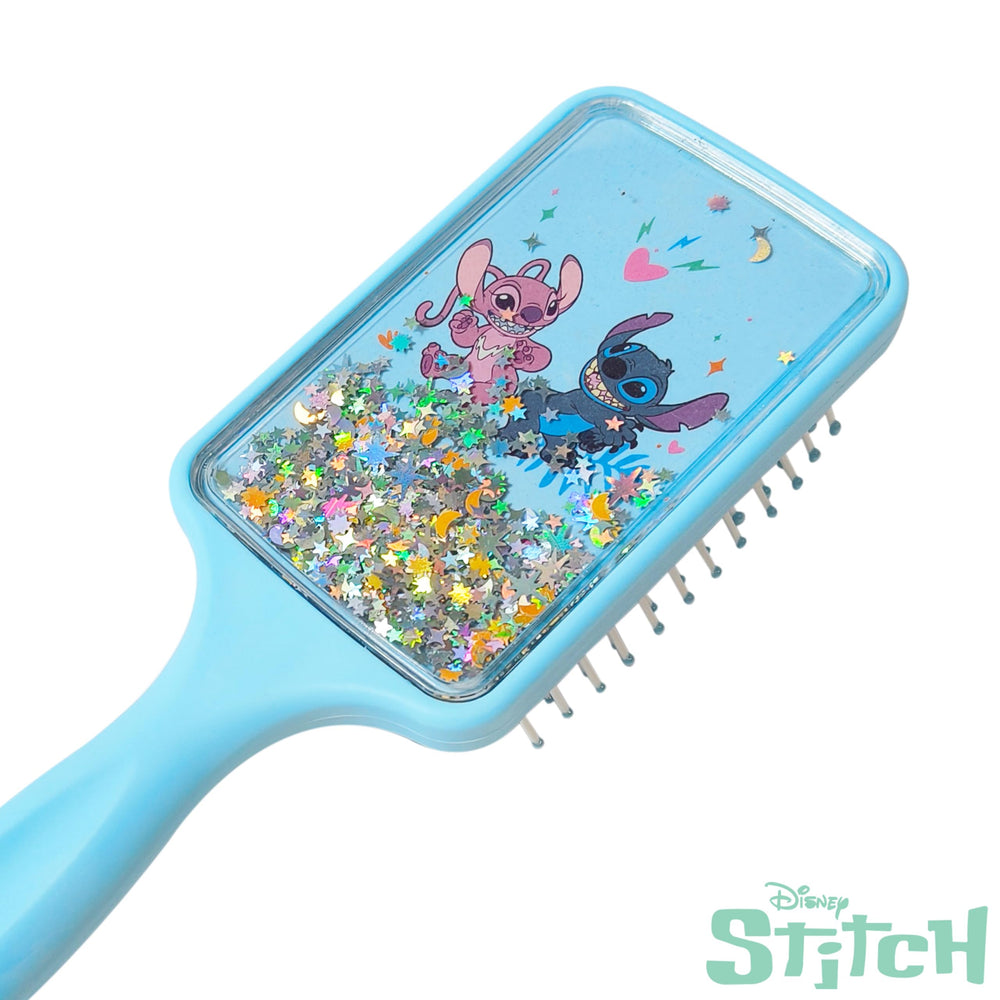 Brosse LUV HER poignee-petite-mains utilisée par les enfants de 3 ans et plus.