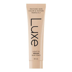 Fond de teint Luxe Cosmetics démontre le changement de teinte pour correspondre au teint.