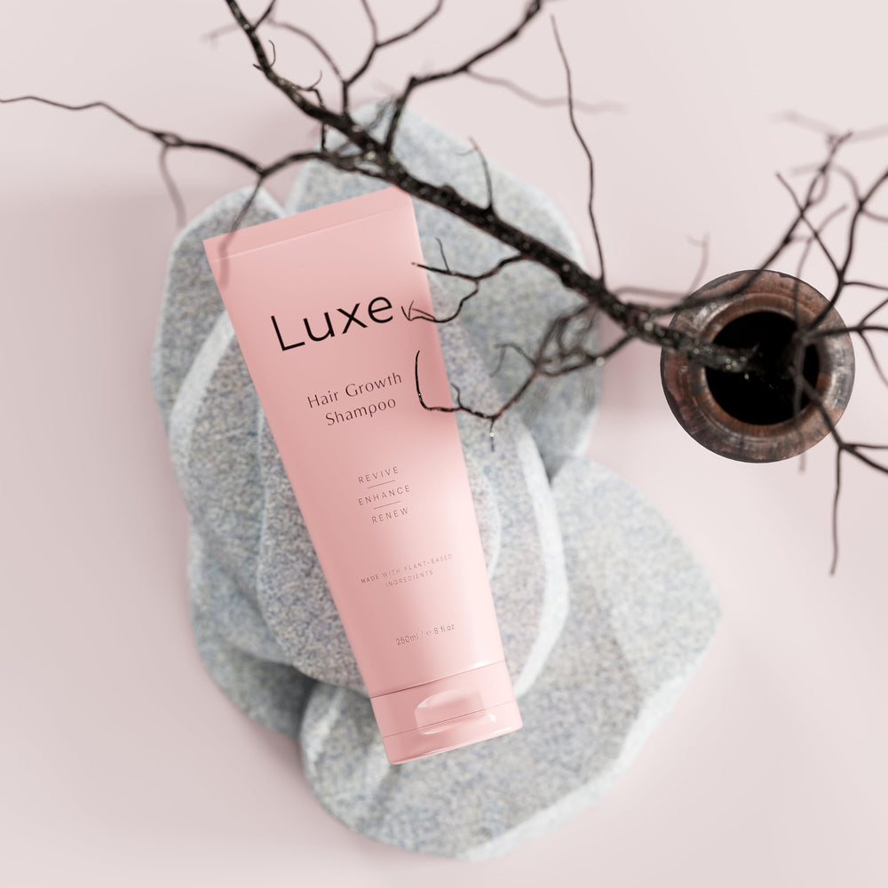 Texture légère du Shampoing Luxe Cosmetics favorisant une croissance capillaire naturelle