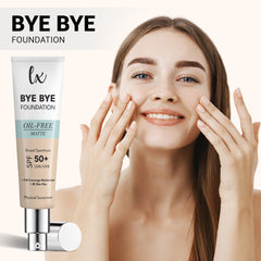 Texture crémeuse du Bye Bye Foundation qui s’étale en douceur sur la peau.
