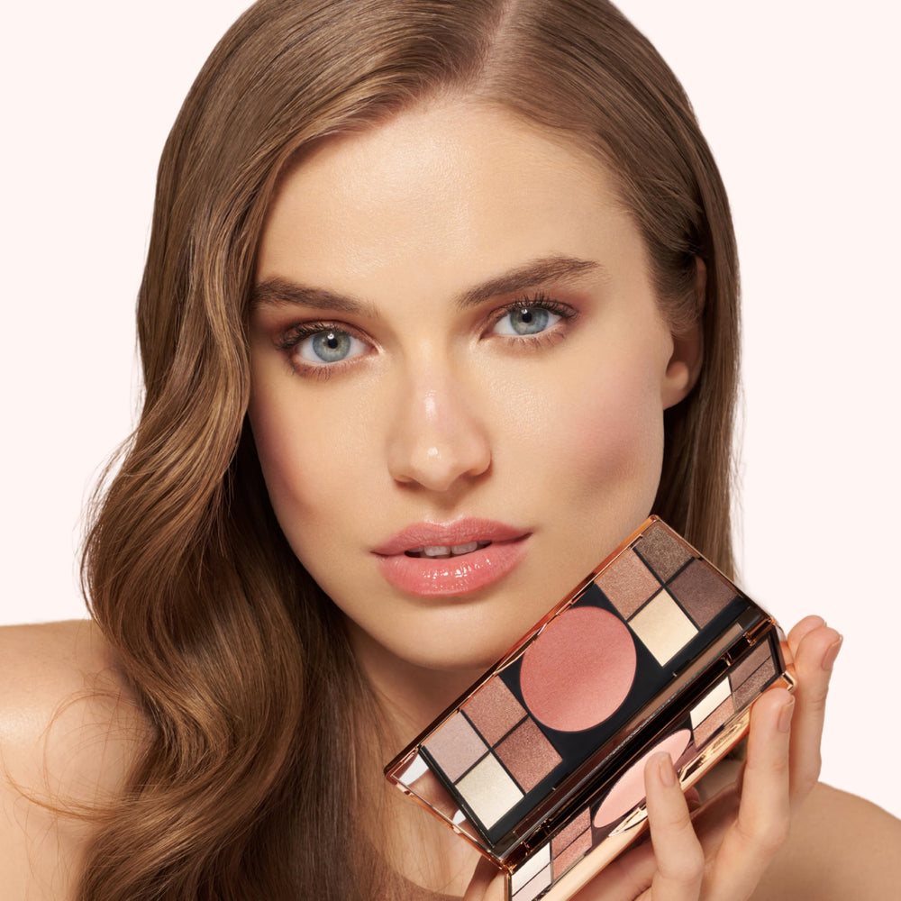 Format voyage pratique pour maquillage nomade et retouches rapides.