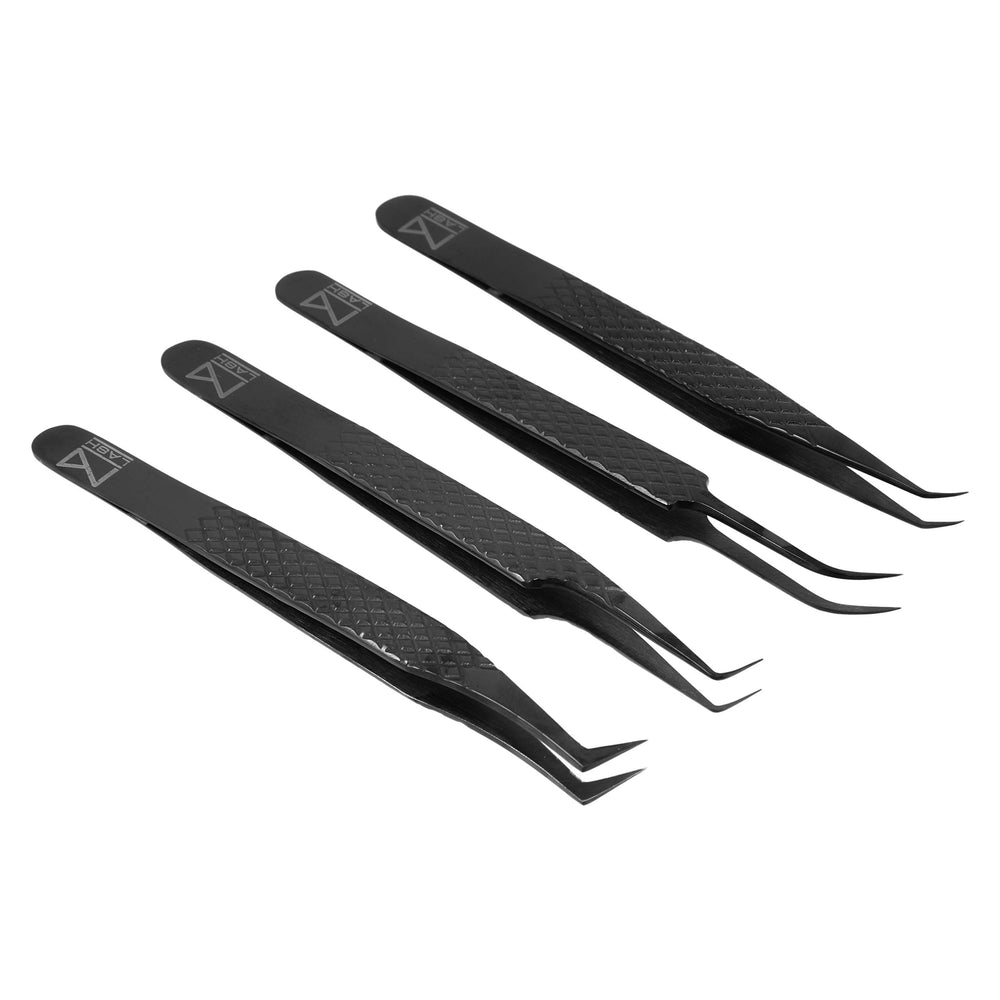 Pince en acier japonais noir, durable et facile à désinfecter.