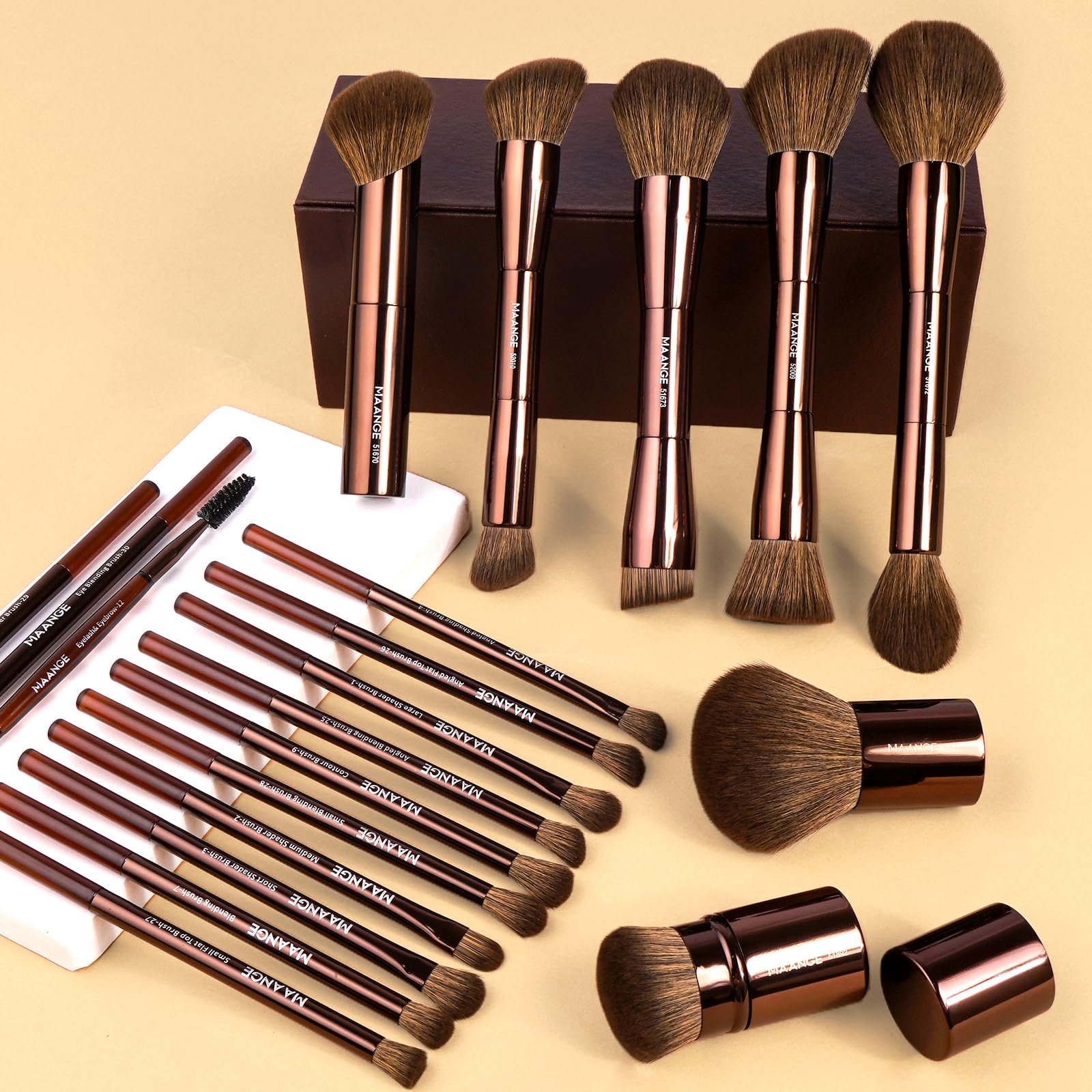 Pinceaux MAANGE kabuki double-face pour des looks polyvalents.