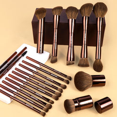 Pinceaux MAANGE kabuki double-face pour des looks polyvalents.