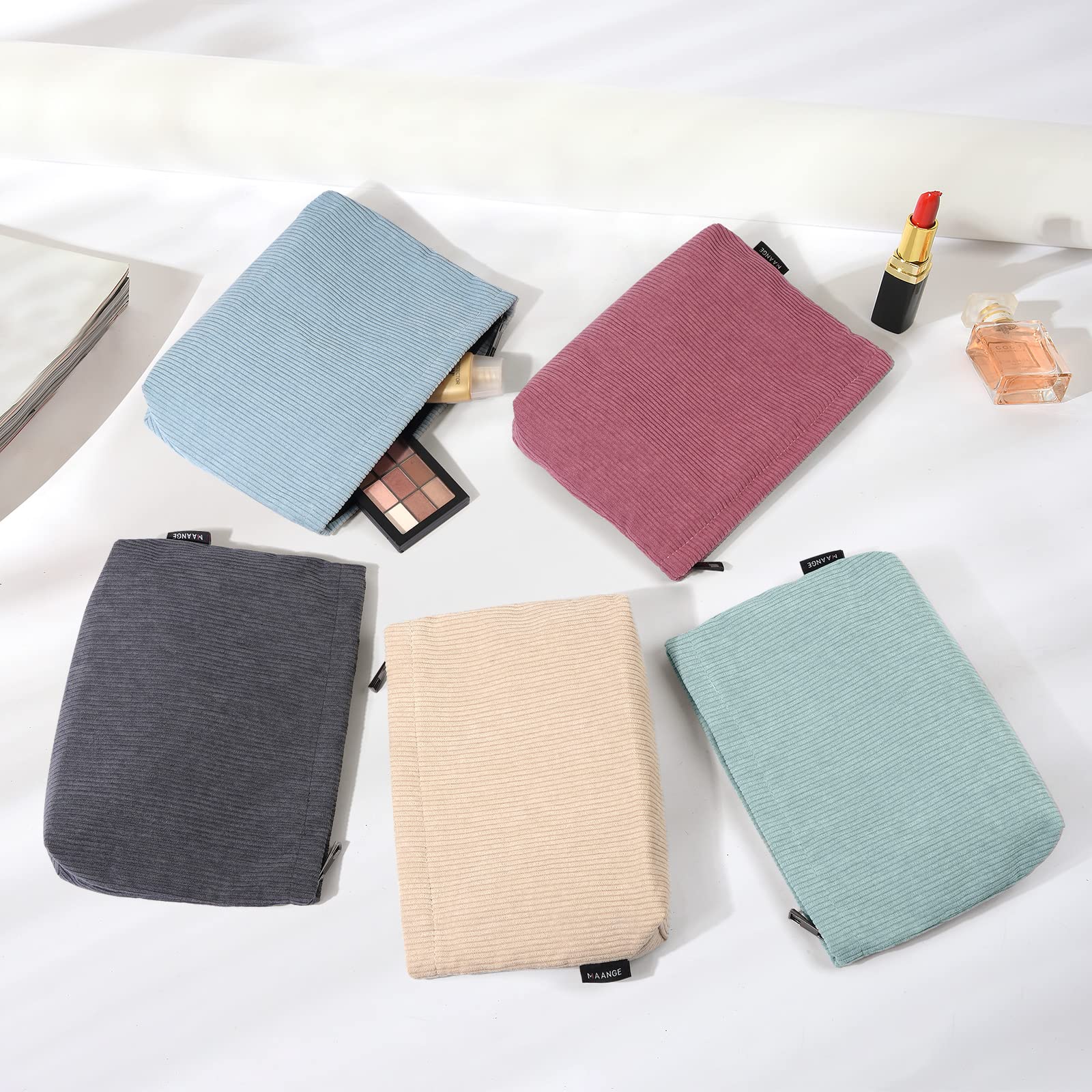Trousse MAANGE bleu velours, parfaite pour voyager et garder vos produits organisés.