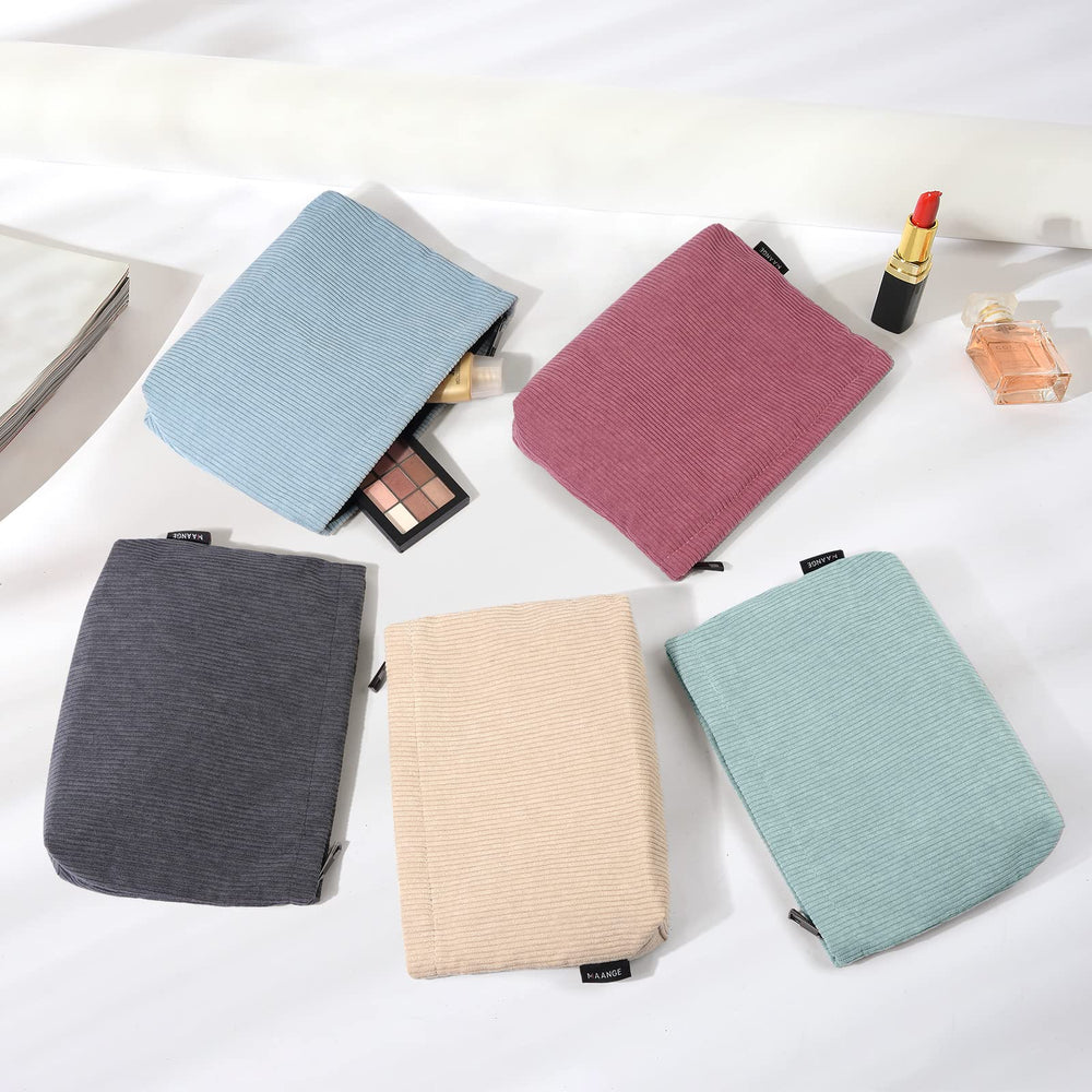 Trousse MAANGE bleu velours, parfaite pour voyager et garder vos produits organisés.