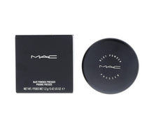 MAC poudre blot médium — emballage compact pour retouches discrètes.