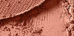 MAC blush Coppertone en action sur les joues, application précise et aspect lumineux.