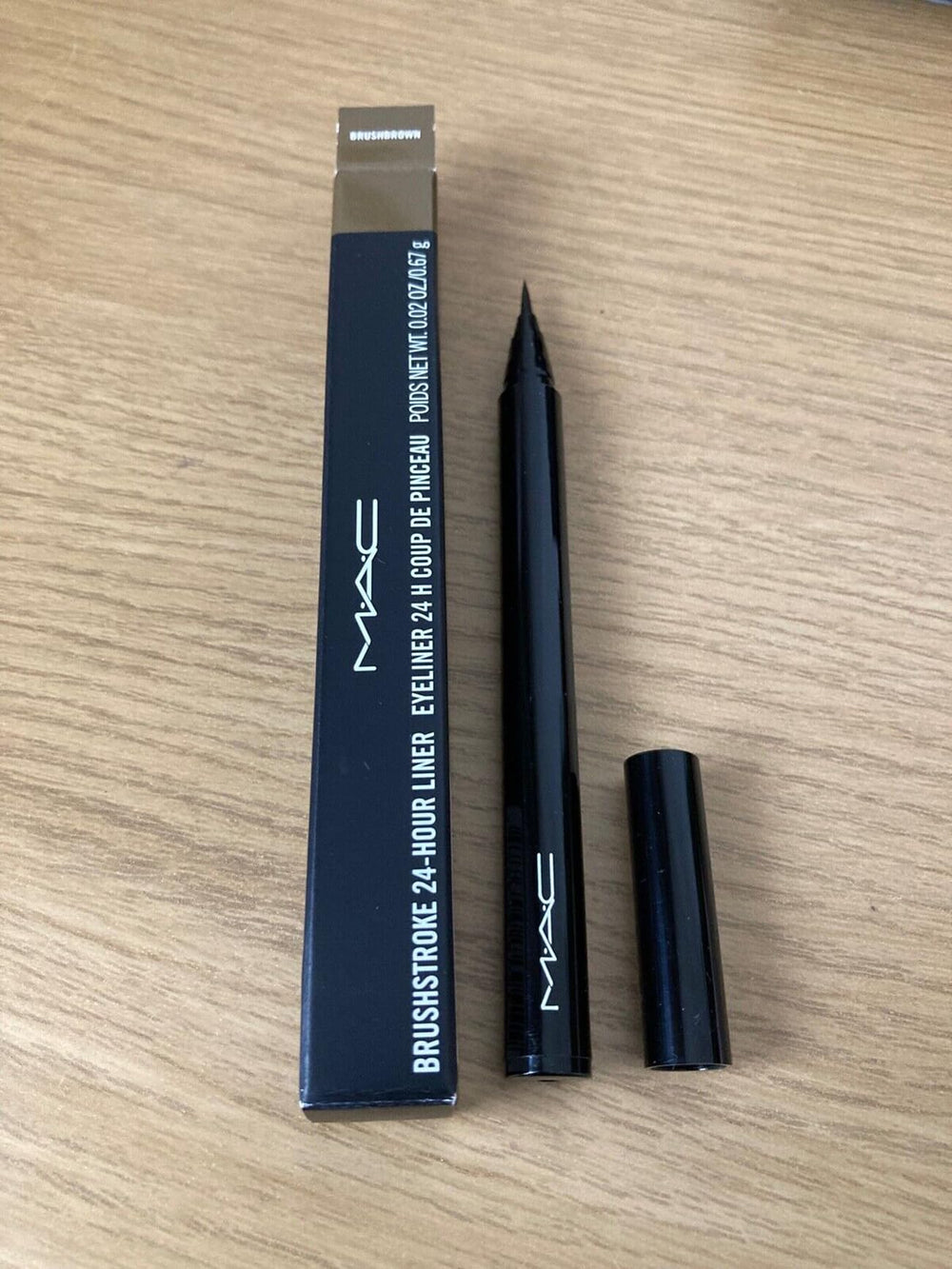 MAC Brushstroke 24 Hour Liner Brushbrown pointe fin pour un tracé contrôlé.