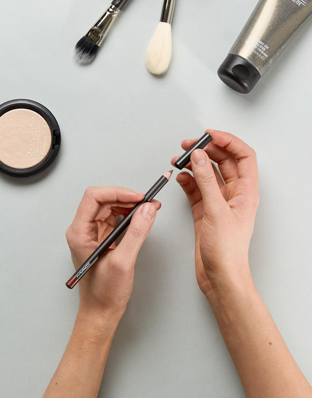 MAC Mahogany Crayon Lèvres se marie facilement avec rouge à lèvres et brillant