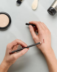 MAC Mahogany Crayon Lèvres tenue riche et durable pour définir les lèvres