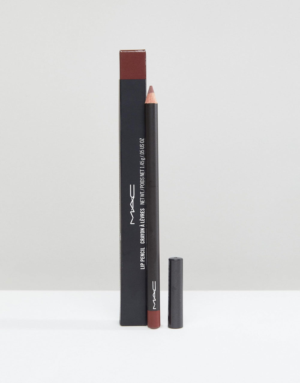 MAC Mahogany Crayon Lèvres échantillon montre une teinte chaude et satinée
