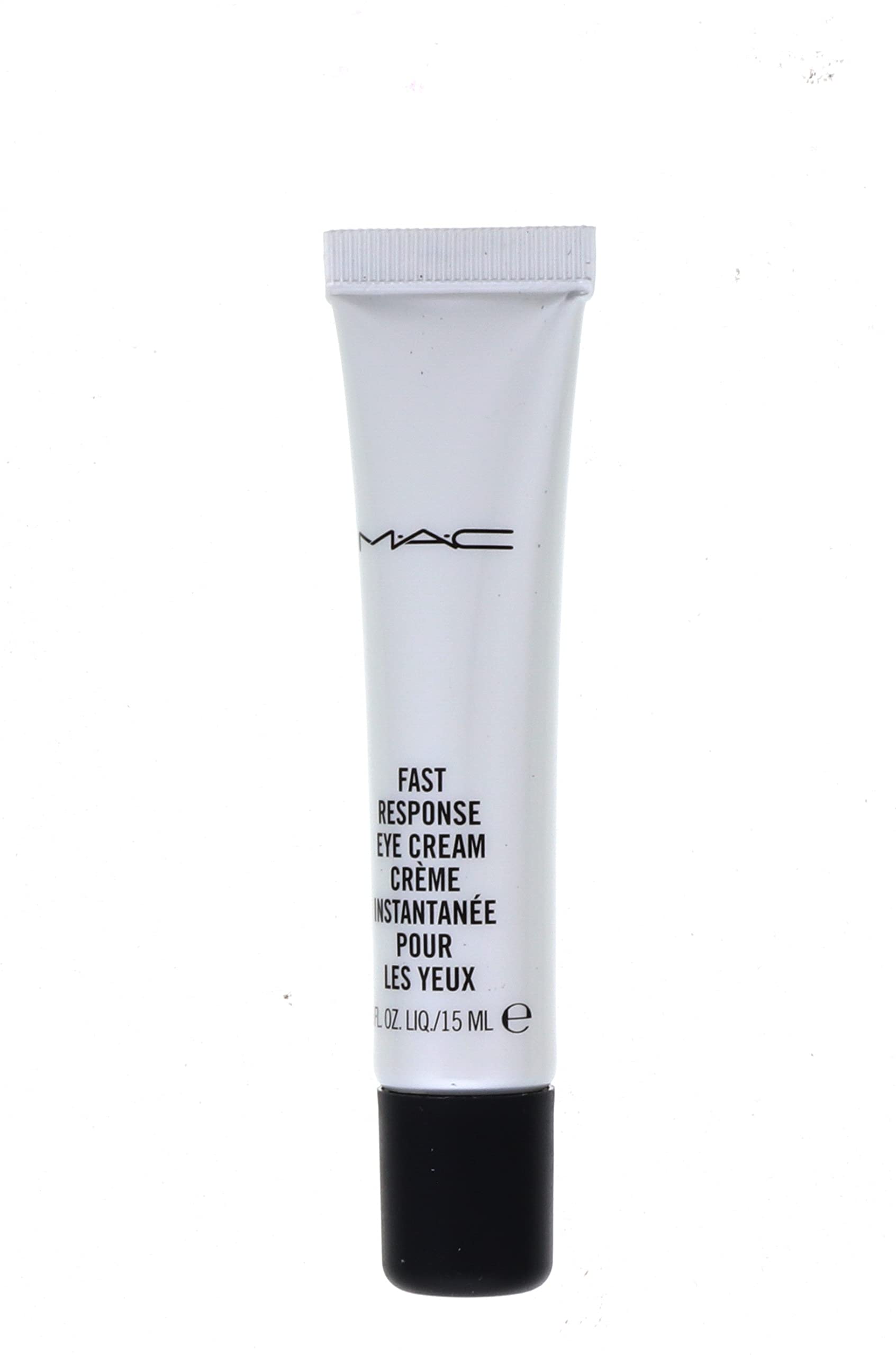 Application ciblée de MAC Fast Response Eye Cream autour du regard pour atténuer les poches.