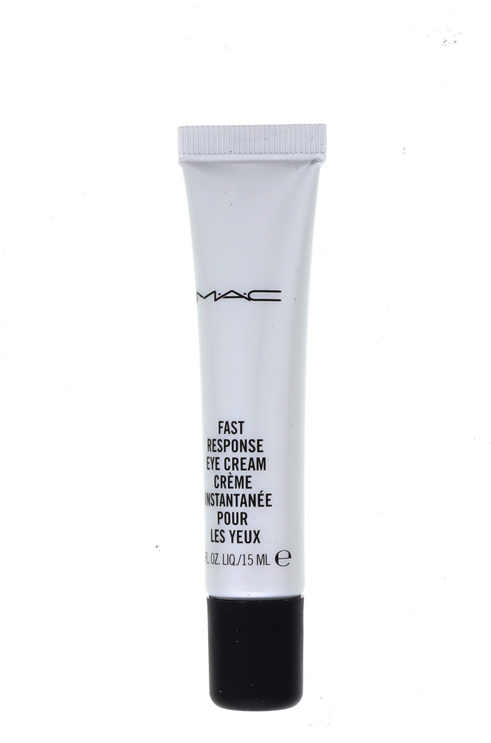 Application ciblée de MAC Fast Response Eye Cream autour du regard pour atténuer les poches.