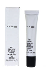 MAC Fast Response Eye Cream autour des yeux, bouteille prête à l'application et hydratation rapide.