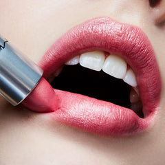 MAC Frost Lipstick Bombshell assure une application douce et uniforme.