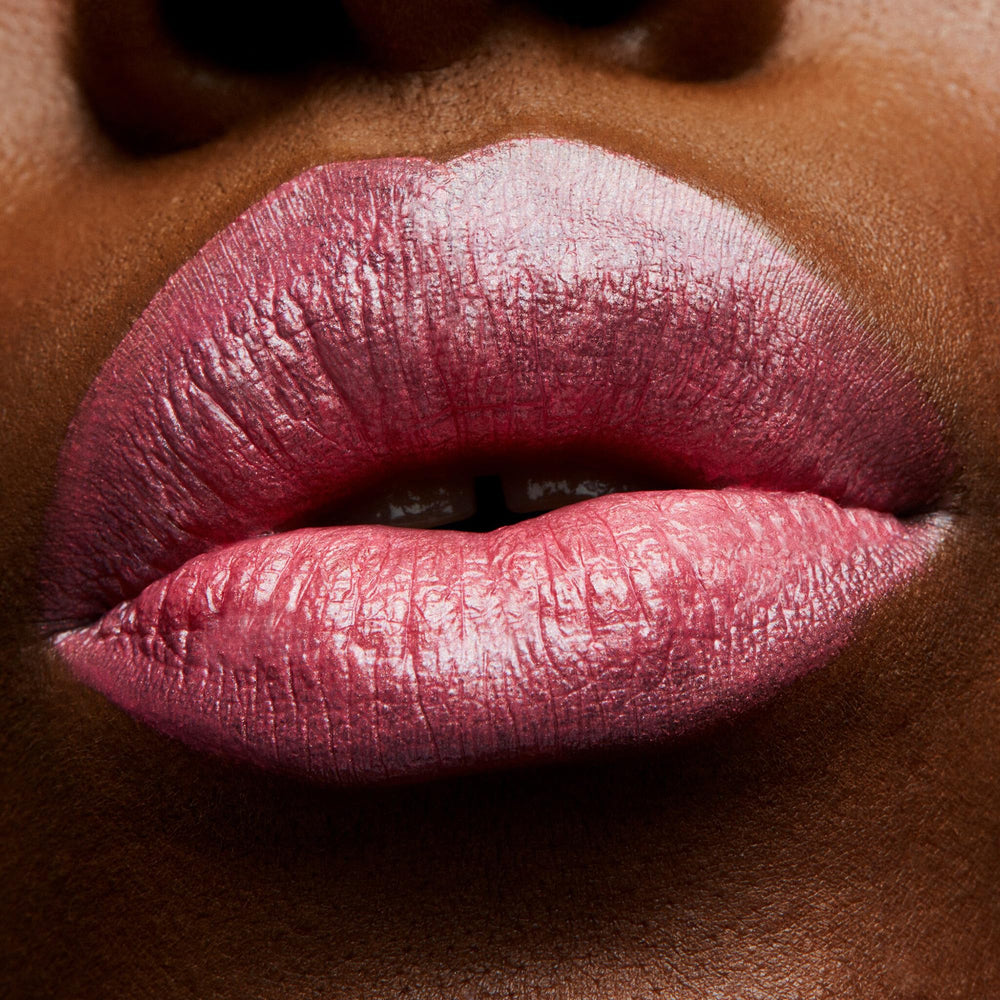 MAC Frost Lipstick Bombshell apporte hydratation légère et sensation confortable.