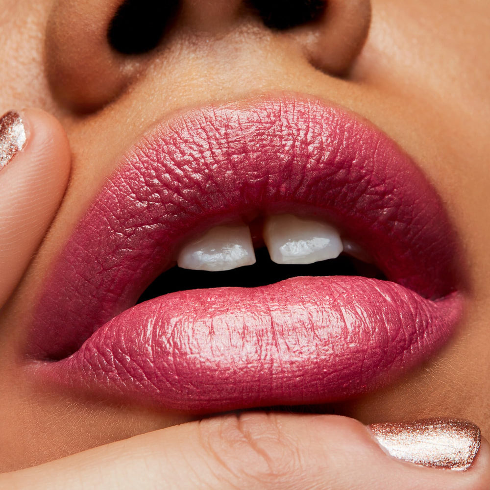 MAC Frost Lipstick Bombshell convient pour une soirée glamour et lumineuse.