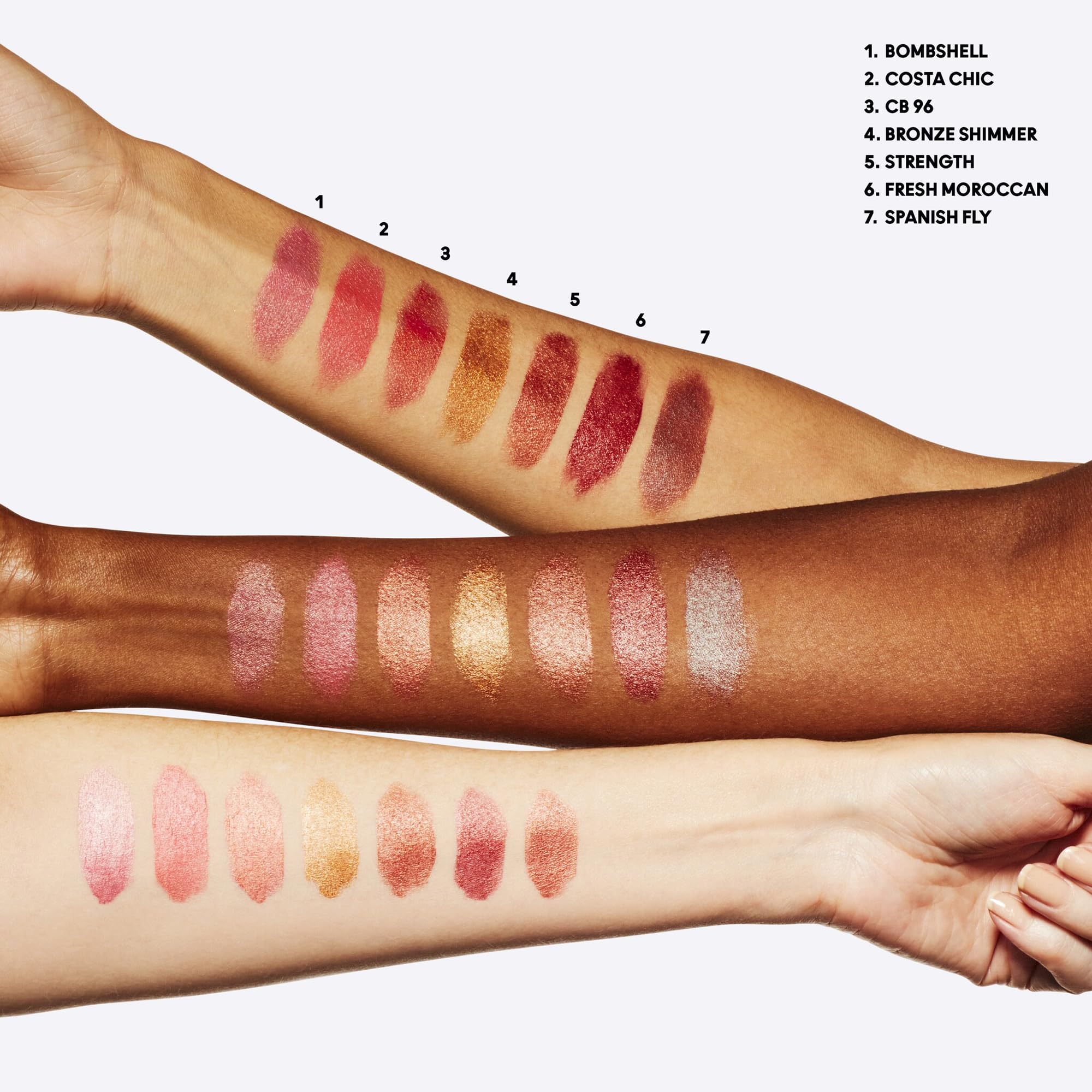 MAC Frost Lipstick Bombshell permet des retouches rapides pour un éclat durable.