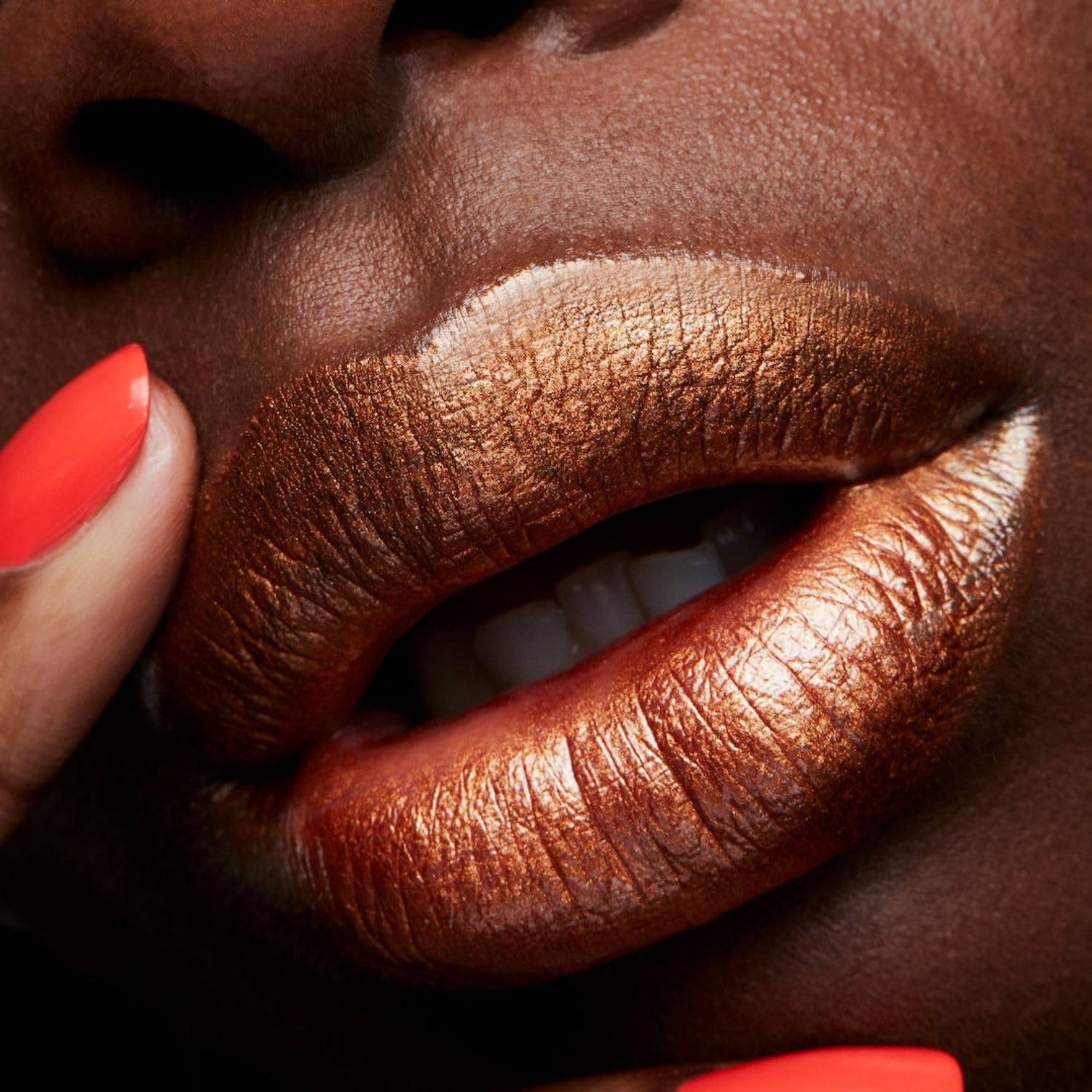 MAC Frost Lipstick Bronze Shimmer application offre précision et confort