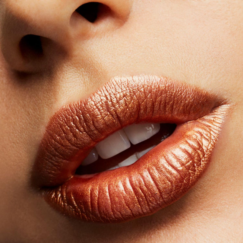 MAC Frost Lipstick Bronze Shimmer lumière naturelle révèle la brillance