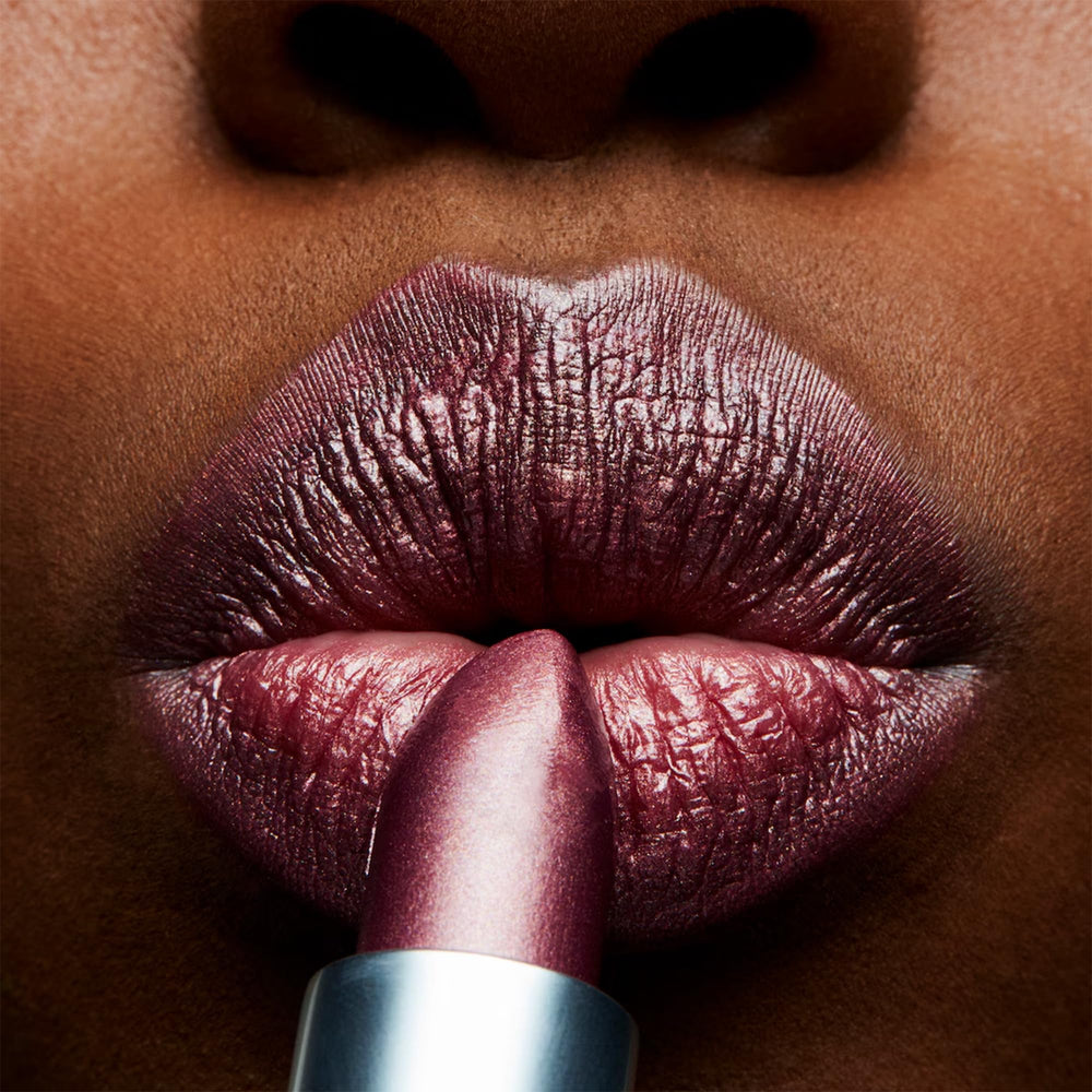 MAC Frost Plum Dandy – brillance perlée qui capte la lumière sans lourdeur.