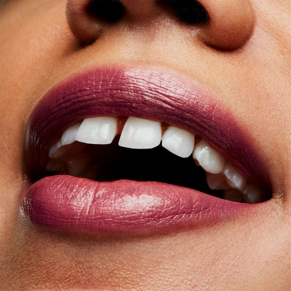 MAC Frost Plum Dandy – tenue moyenne résistant à la journée sans retouche fréquente.
