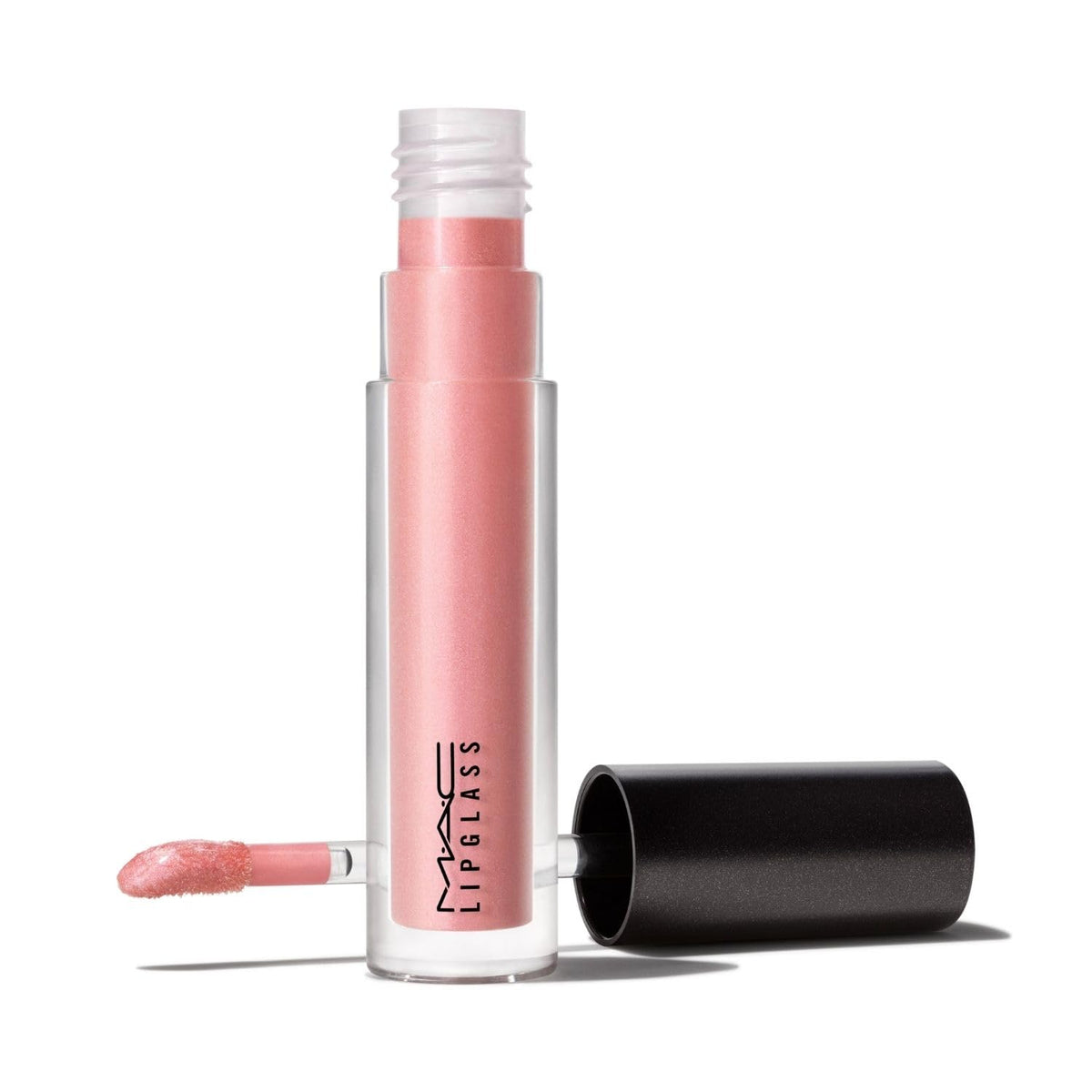 MAC Lip Glass Dreamy montre un fini brillant et lumineux sur les lèvres.
