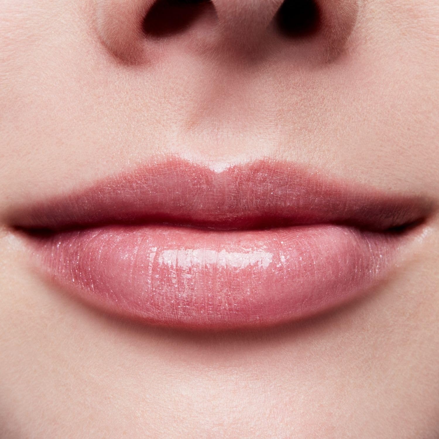 MAC Lip Glass Dreamy hydrate les lèvres grâce à l'huile de jojoba.