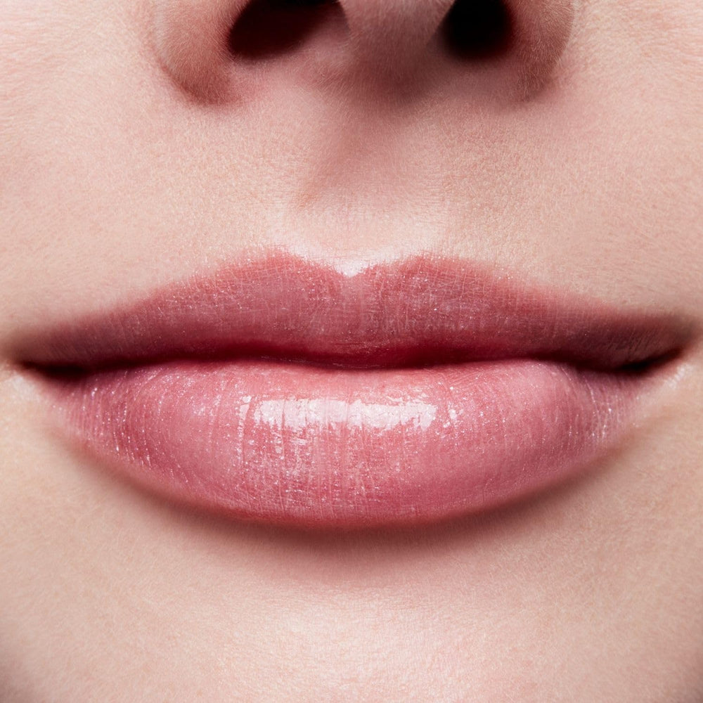 MAC Lip Glass Dreamy hydrate les lèvres grâce à l'huile de jojoba.