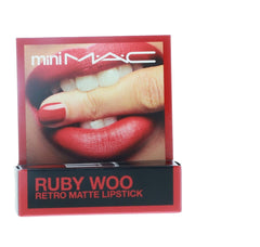 MAC Ruby Woo fini satin; éclat velouté et confort.