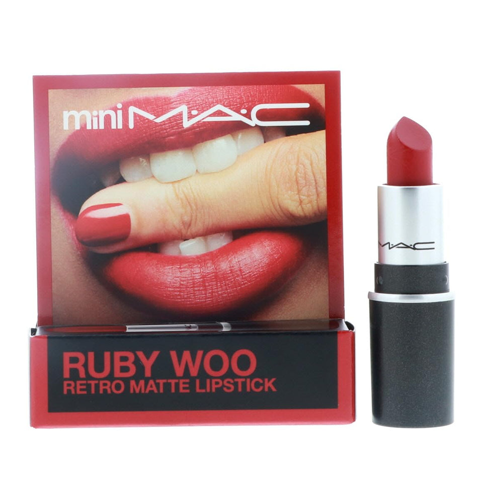 MAC Ruby Woo baton rouge; couleur vive durable idéale pour soirée.