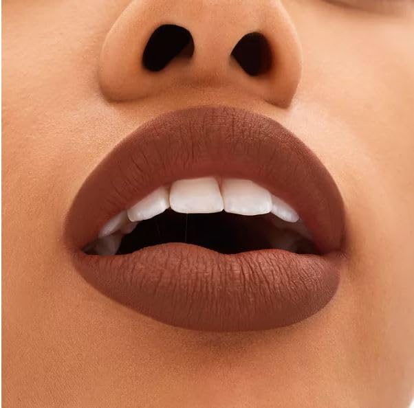 MAC Locked Kiss 24HR Lipstick – démonstration d'une application longue durée et sans transfert.