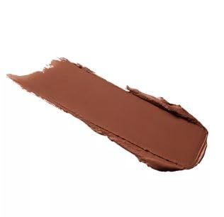 MAC Locked Kiss 24HR Lipstick – texture mate et couleur riche sur les lèvres.