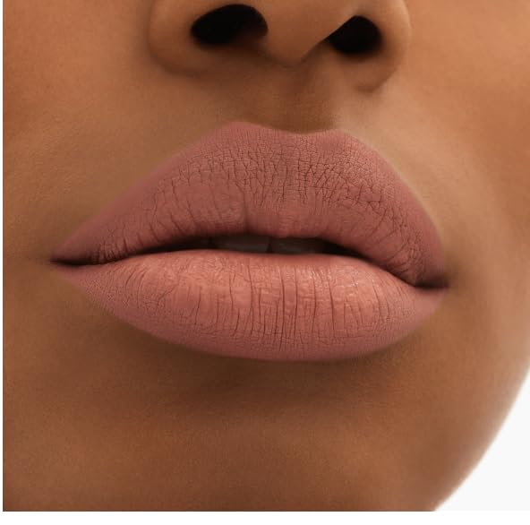 MAC Locked Kiss 24H fini mat durable idéal pour journées actives.