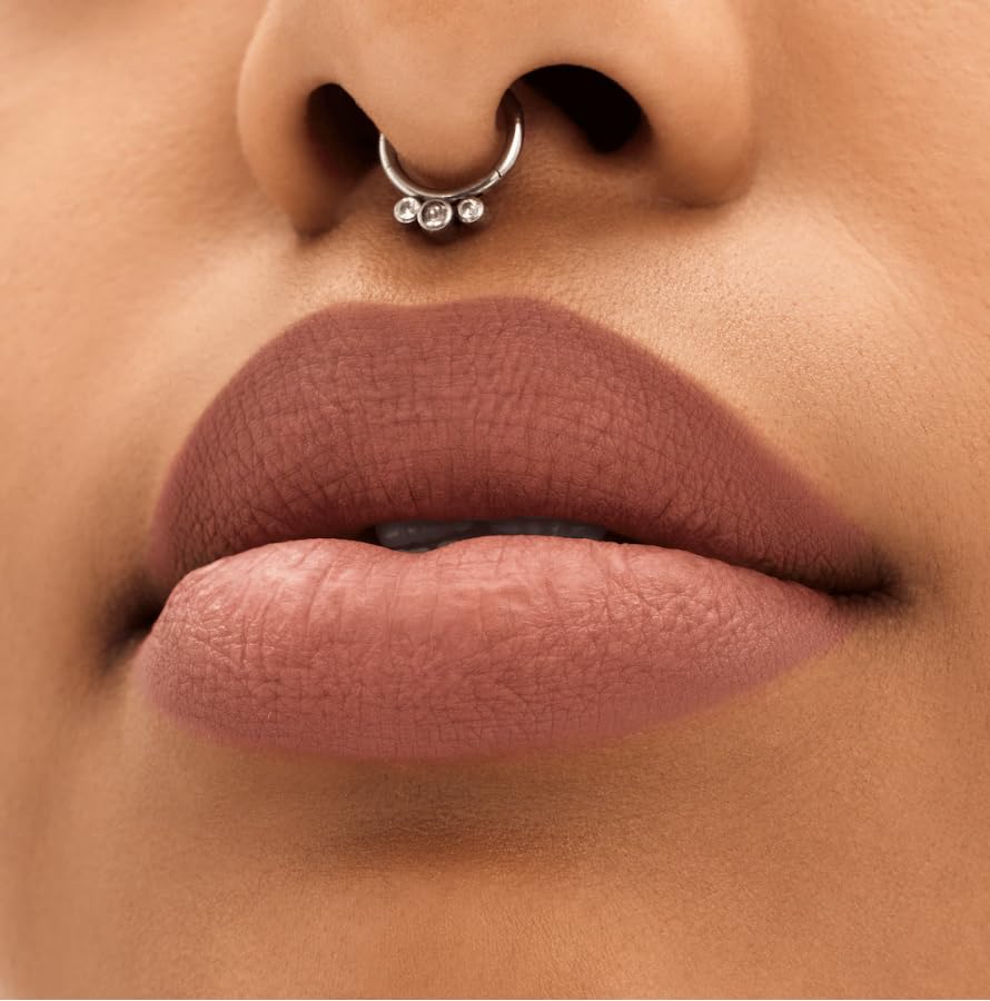 MAC Locked Kiss 24H teinte Mischief sur les lèvres avec finition mat.