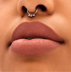 MAC Locked Kiss 24H teinte Mischief sur les lèvres avec finition mat.