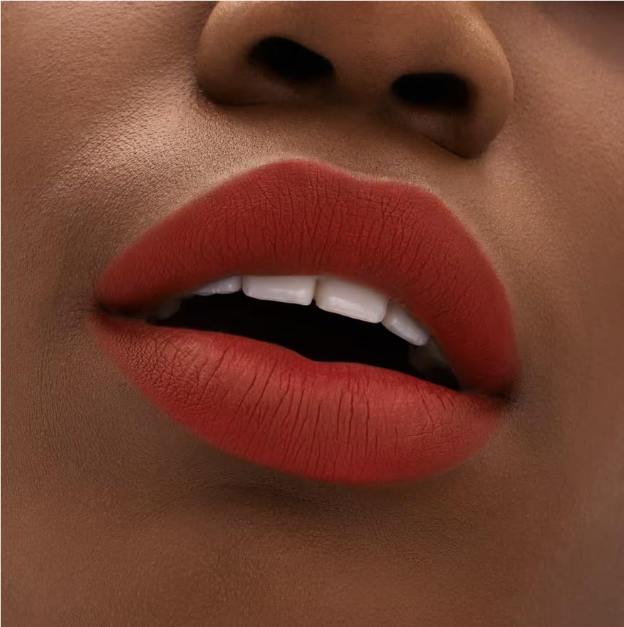 Teinte Gutsy matte MAC Locked Kiss pour un rendu durable.